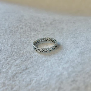 Silver ring - US storlek 5/5.5, diameter cirka 15.5–16 mm, omkrets cirka 48.7–50.2 mm.  Blanda och matcha dina favoriter! Köp flera artiklar tillsammans för rabatt och spara på frakten.  #silver #ring #vintage #smycken #klassisk