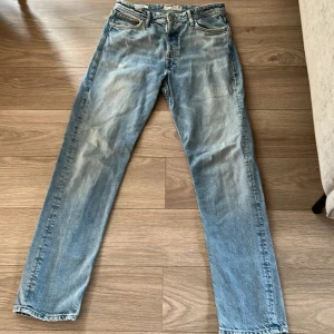 Blå jeans från Jack & Jones - Säljer ett par ljusblå jeans från Jack & Jones, då de har blivit för små. De är i modellen Loose/Chris. De har en skön passform och är tillverkade i tvättad bomull för en skön känsla. Perfekta för en casual look. Och är i storlek W28 L32