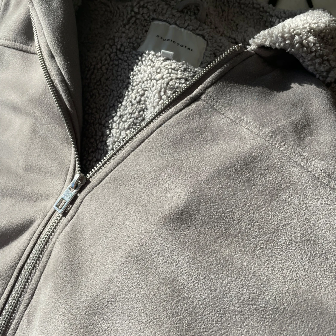 Grå fleecejacka med dragkedja - 3