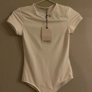 Body - Supersnygg vit body från Pull & Bear!