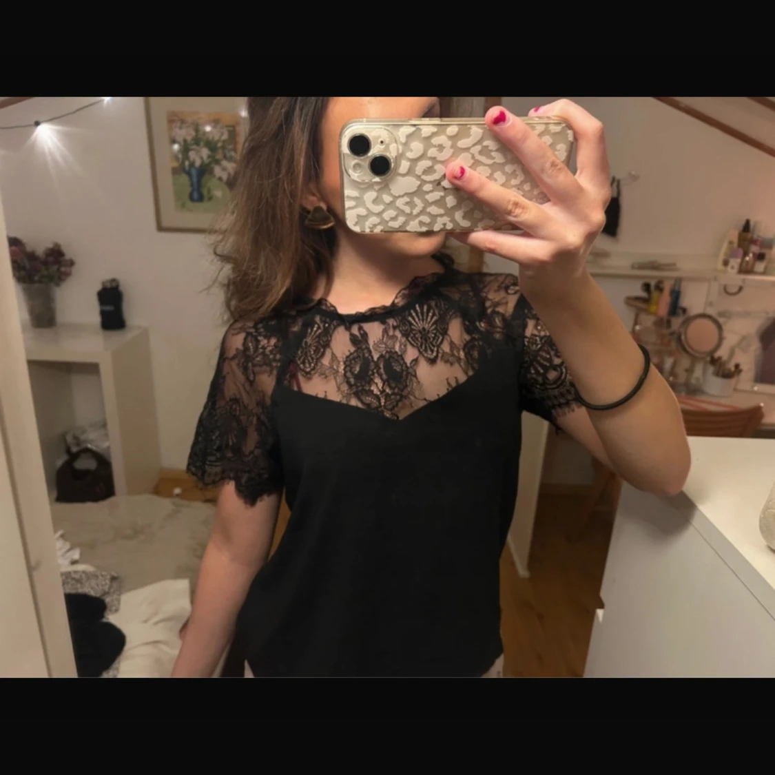 Svart blus med spetsdetaljer