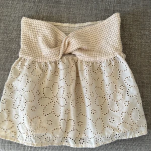 Beige topp med spets detaljer - Söt sommar topp💖. Toppen har en knytning framtill som ger en söt touch. Perfekt för varma dagar och ger en romantisk känsla.