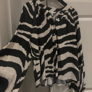 Fin blus från h&m - Jättefin blus från h&m i fint skick!🩷