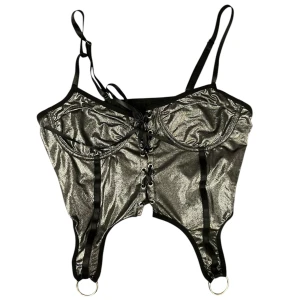 Linne - Ett linne med coola detaljer som köpts för en del år sen men aldrig använt. Lite plastig känsla i materialet men tycker inte det påverkar användningen