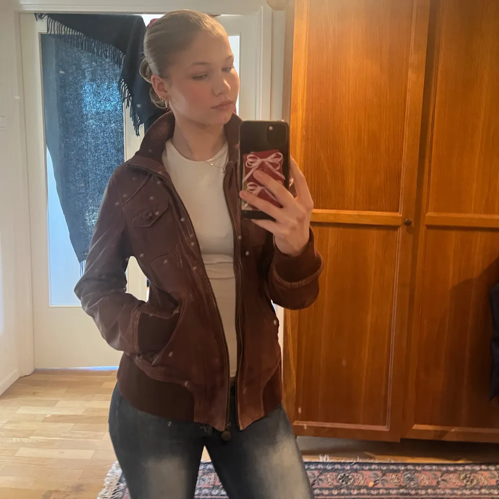 Säljer en snygg brun skinnjacka från edc med dragkedja och ribbade muddar. Jackan har långa ärmar och två bröstfickor med knappar. Perfekt för höst och vår! Den är i äkta läder och har varit väl omhändertagen💕. Takit.