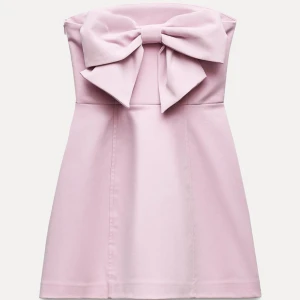 Klänning från Zara - En jättesöt rosa klänning som är helt slutsåld från Zara med en stor rosett där bak! Säljer för att den inte passade, så aldrig använd 🥰