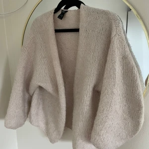 Lindex kofta - Beige stickad kofta från Lindex. Använd men i fint skick. Nopprig på några ställen.