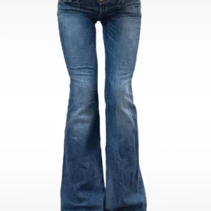 Blå Lowwaist bootcut jeans från Only - Snygga blå bootcut jeans från Only med klassisk femficksdesign och knappgylf. Perfekta för en avslappnad stil med en touch av retro. De har en lågmidjad passform som ger en cool look.