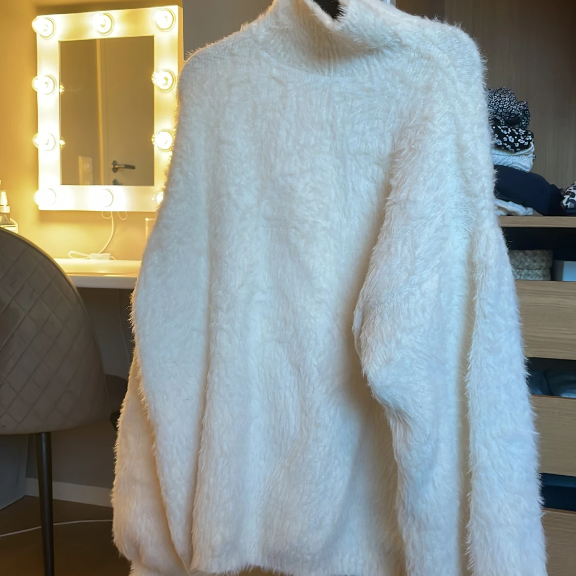 Vit fluffig tröja från NA-KD