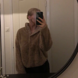 Beige teddyjacka från H&M - Mysig beige teddyjacka från H&M med hög krage med knappar. 