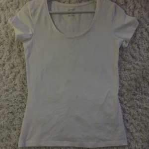 Vit t-shirt från Esmara - Säljer en klassisk vit t-shirt från Esmara. Den har en rund halsringning och korta ärmar, perfekt för en enkel och stilren look. Passar bra till både jeans och kjol. Perfekt basplagg i garderoben!☺️