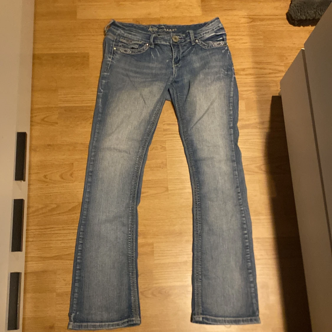Blå Ariya jeans med broderade fickor