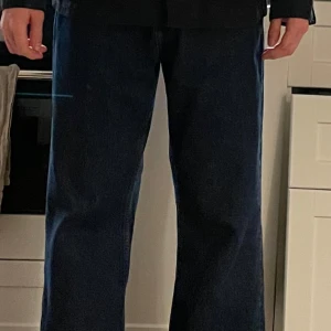 Blå jeans från Hope - Säljer ett par snygga blå jeans från Hope.  Modell Criss. Bra skick, nypris 2300, storlek 33
