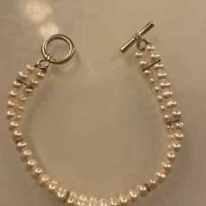 Armband - Bra sick som nytt. Ett pärlarmband jätte fint! Använder inte längre därför jag säljer det❤️