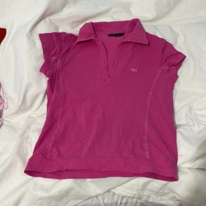 Rosa kortärmad polotopp från Röhnisch - Säljer en snygg rosa polotopp från Röhnisch i storlek M. Toppen har korta ärmar och en klassisk krage med en liten v-ringning. Fin och avslappnad på samma gång💕 säljer pga ingen användning, skriv vid frågor💕