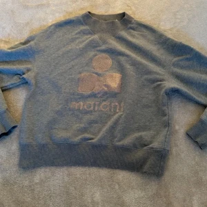 Grå Isabel Marant sweatshirt  - Säljer min gråa sweatshirt från Isabel Marant, Marant Étoile. Köpt för ca 3400 kr. Inga skador, bra pris ❤️Strl S/XS