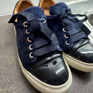 Blå sneakers med lack - Snygga blå sneakers från Billi Bi med en kombination av mocka och lack. Skorna är i bra skick och i storlek 39