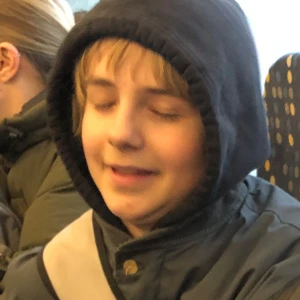 Karl Ekman  - Säljer denna slav till ett relativt bra pris. Helt okej skick lite sliten och ibland måste man ge han lite rapp. Kan mötas i Fruängen eller Telefonplan. Pris kan diskuteras 