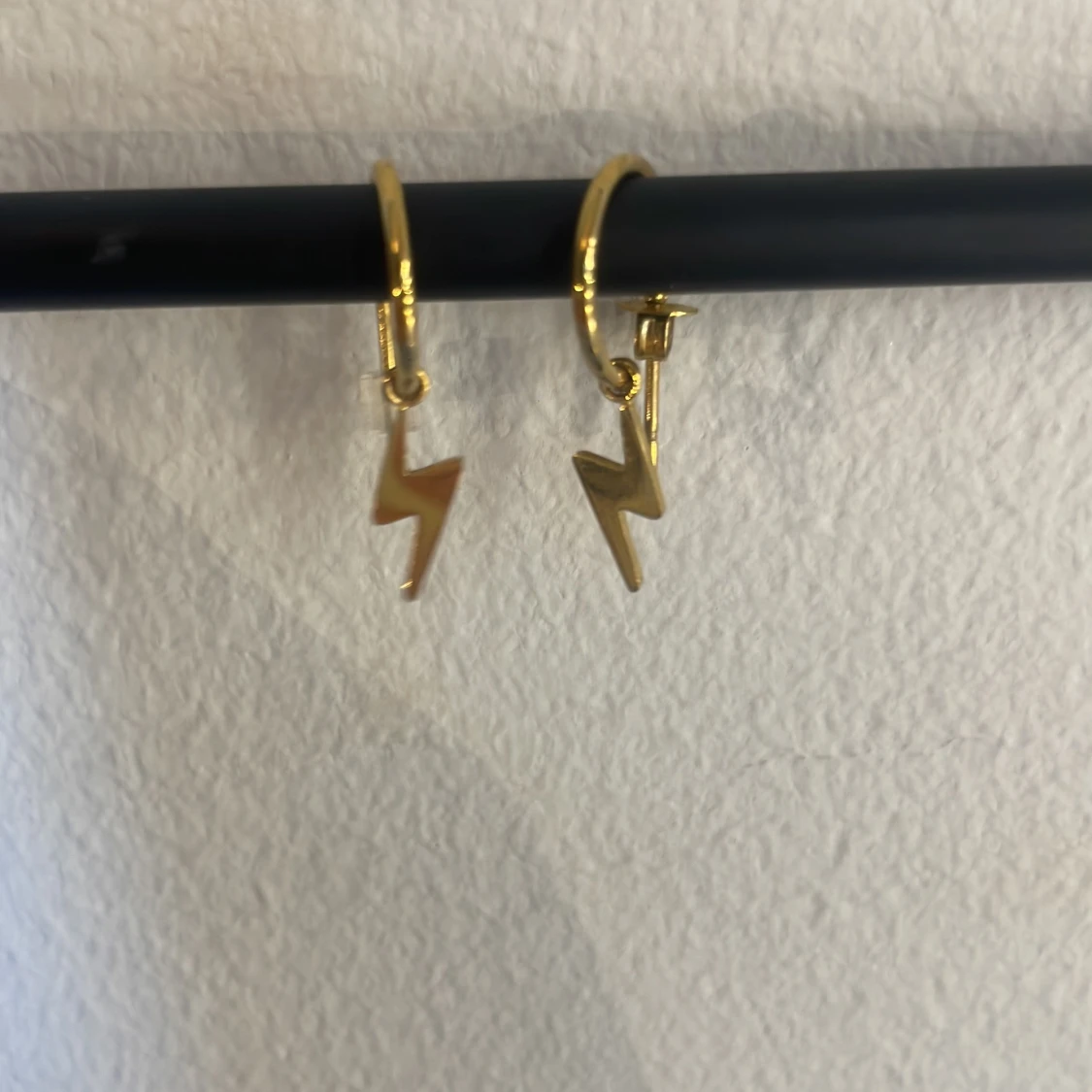 Blixtörhängen i guld💕