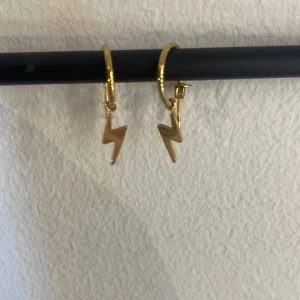 Blixtörhängen i guld💕 - Snygga guldörhängen med ett coolt blixtmotiv. De köptes från Edblad och jag säljer på grund av att jag gillar silver mer! Nästan helt oanvända och nypris 300kr. Hör av er vid minsta lilla fråga!💕