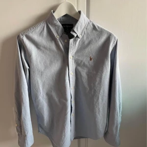 Ljus blå Ralph Lauren skjorta - Str 14 år