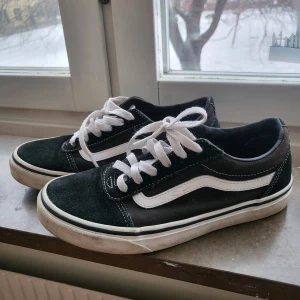 Svarta och vita sneakers - Säljer ett par klassiska svarta och vita Vans sneakers med vit sula och snörning. Skorna har den ikoniska sidostripen i vitt och är perfekta för en avslappnad stil. Jag har själv köpt dem secondhand  Och märkte då att baktill saknas en sömn samt att de är typ olika material. (Se bild)  Dock samma artiklar nummer så samma sko är det. Och detta är absolut inget som märks när man har dessa på sig.  Fint skick i övrigt