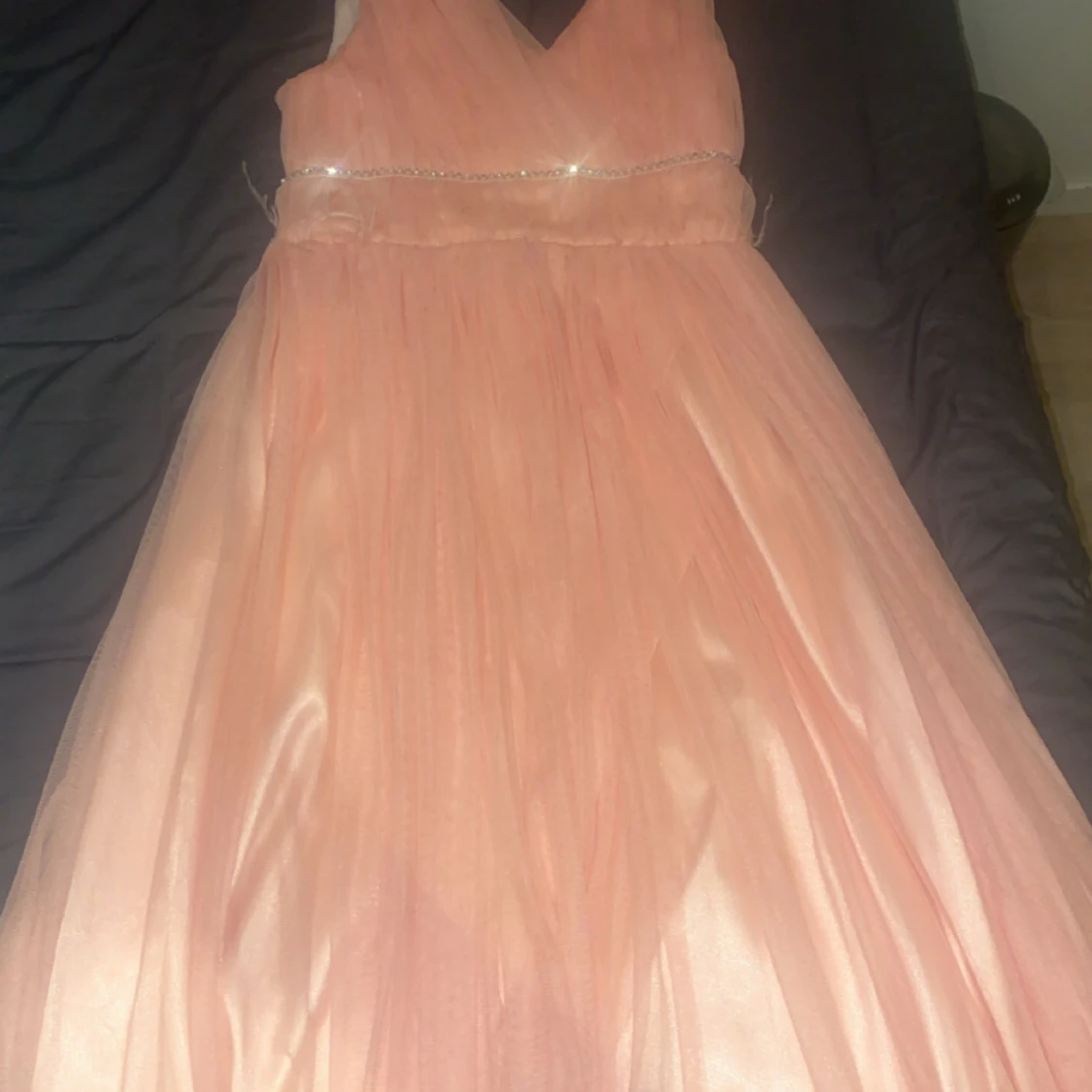 Persikofärgad klänning från Civil Girls