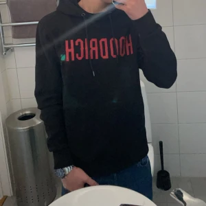 Svart/röd Hoodrich Hoodie - Säljer denna hoodrich hoodien då jag inte använder den längre. Storlek S som passar 175cm perfekt. Cond: 9/10 Inga som helst spår av användning. Säljer den för 399kr och priset kan diskuteras. Nypris: 799kr. 