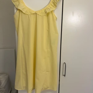 Gul klänning med volangdetaljer - Gul klänning med volangdetaljer vid axlarna. pris diskuteras!!💘