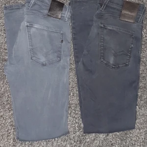 2 par jeans från Replqy  - 2 par jeans av märket Replay, olika färger men samma storlek 