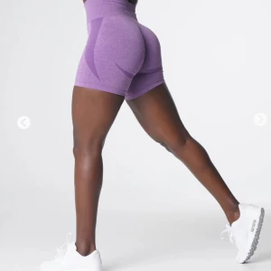 NVGTN Violet Contour Seamless Shorts - Säljer dessa NVGTN Violet Contour Seamless Shorts. Köpta från hemsidan men tyvärr blivit för små för mig, de är lite sträckt mellan rumpan, men inget som syns. De är storlek S och passar S kanske liten M men sitter åt på M. Nypris 425kr Kan tänka mig sänka pris lite☺️