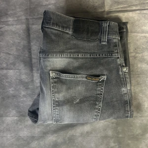 Nudie grim tim slim fit jeans - Fint skick | litet hål i högra fickan men lungt om du bara har mobilen där | även litet hål på högra låret | size 32/32  | fraktar spårbart inom 24 timmar med PostNord eller instabox 