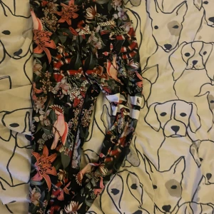 Blommiga leggings från Stronger - Snygga leggings från Stronger med ett färgglatt blommönster. Perfekta för träning eller en färgglad vardagslook. Tillverkade i ett stretchigt material för bästa passform.