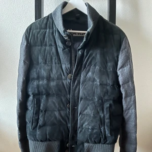 Mockajacka  från Herno - Säljer nu en riktigt snygg mockajacka från herno i en blågrå färg | Nyrpis på liknande jackor ligger på över 10.000kr |  Storlek 48 vilket motsvarar M | Vid diskution av pris eller frågor är det bara att höra av sig! 