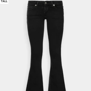 ONLY Svarta bootcut jeans - Snygga svarta bootcut jeans från ONLY med låg midja. Slutsålda, och i bra skick💗Hade en slits som jag sydde igen, går alltid att sprätta eller behålla så dom de är🩷 Priset går att diskuteras!💕