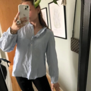 Blå och vit randig blus - Säljer denna söta blå och vita randiga blus från hm!🤍