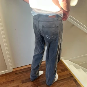 Karl kani jeans - Snygga grå jeans från Karl Kani, i storlek M🤩⭐️