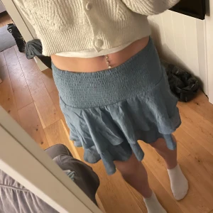 Blå volangkjol från Shein - Säljer en söt blå volangkjol från Shein i storlek S.  Superbra skick, knappt använd🩵💙perfekt till sommaren! Hör av dig vid intresse✨✨