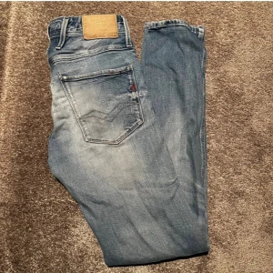 Replay jeans med slitningar  - Snygga blå jeans med slitningar och en cool, avslappnad look. De har en klassisk femficksdesign och en ljus tvätt som ger en trendig stil. Perfekta för en casual outfit.