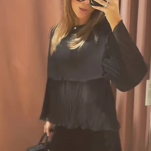 Svart plisserad blus - Snygg svart blus med plisserad design och långa ärmar. Perfekt för en stilren look. Blusen har en lös passform och är tillverkad i ett lätt material som ger ett elegant fall. Lånade bilder💕💕bara att höra av sig vid frågor!! Oanvänd 
