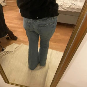 Blå bootcut jeans från Gina🩷 - Petit versionen så passar er kortare tjejer! Helt nya, aldrig använda och ord pris är 500