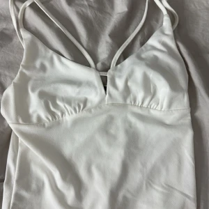 Vit linnetopp från BikBok - Vitt linne från bikbok som är oanvänd 