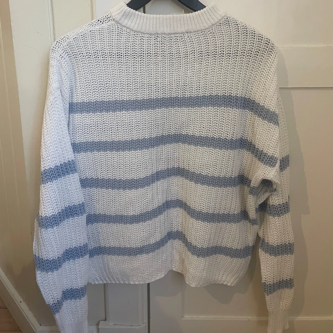 Vit och blå randig stickad tröja  - 1