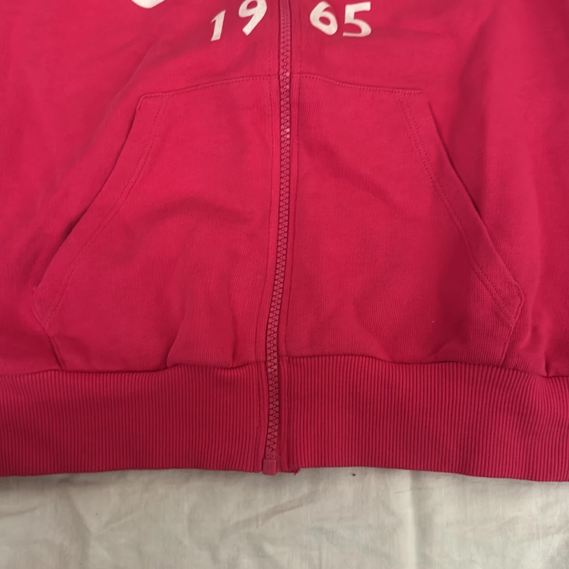 Röd hoodie med dragkedja från United Colors - 1