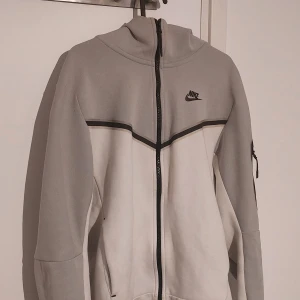 Nike Tech Fleece S - Grå/Vit Nike Tech Fleece zip hoodie. Bra skick. Storlek S