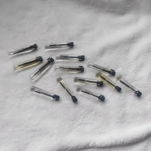 Parfymprover från Essence  - Säljer essence 2 ml parfymer. Dofterna: tres femme, dewy desert, sugar kiss, perenne amore, high on chai, chocolate chaud, cotton Clouds och toxique.      Säljer dem för 25 kr styck eller 400 kr för alla. Aldrig använda.