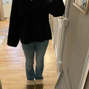 Lågmidjade lee jeans - Super snygga Lågmidjade lee jeans som endast är använda 1-2 gånger. Köpta för 1100 kr därav priset❤️hör av er vid frågor eller funderingar