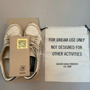 Golden Goose Ballstar - Golden Goose Ballstar⭐️- ÄKTHETSVERIFIERADE‼️- Storlek: 41 - Mycket bra skick - Pris: 2649 kr🤝 - Allt ingår, box, passport osv - Kontakta vid frågor/funderingar!