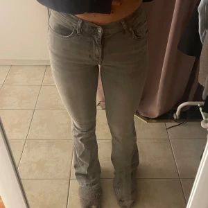 Gråa lågmidjade  bootcut jeans - Snygga gråa  bootcut jeans med låg midja. (Kan posta samma dag som köp) 