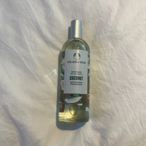 Coconut Body Mist från The Body Shop - Fräsch och uppfriskande Coconut Body Mist från The Body Shop. Denna veganska doftspray kommer i en genomskinlig flaska med ett tropiskt mönster och en silverfärgad spraykork. Perfekt för en exotisk känsla.